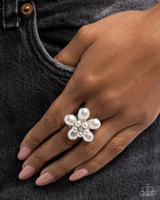 Load image into Gallery viewer, Showstopping Pearls - White (R998)
